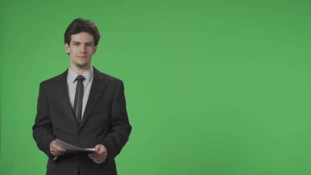 Élő Hírek Program Tévébemondó Stúdióban Háttérben Egy Zöld Képernyő Egy — Stock videók