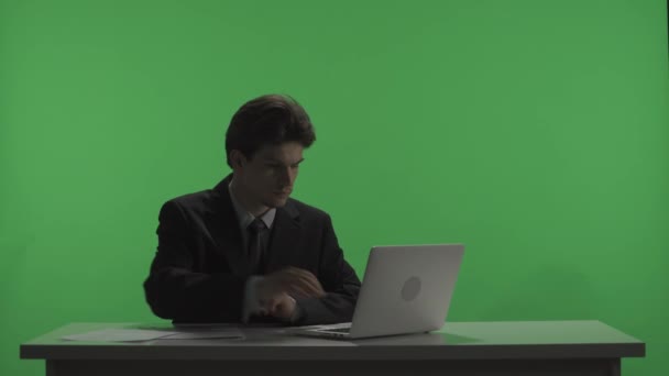Телеведущий Сидит Столом Темной Студии Против Зеленого Экрана Человек Готовится — стоковое видео