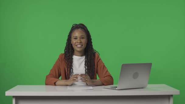 Canlı Haber Programı Önde Gelen Afrikalı Amerikalı Bir Kadın Haberleri — Stok video