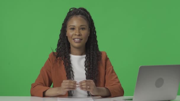 テレビニュース番組 大手アフリカ系アメリカ人女性が 緑色の画面の近くで テレビでニュースを報告しています ケーブルチャンネルニューススタジオ 広告エリア ワークスペースのモック Hdr Bt2020 — ストック動画