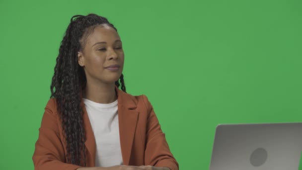 Afroamerykański Prezenter Telewizyjny Spogląda Bok Kiwa Głową Zaczyna Mówić Kobieta — Wideo stockowe