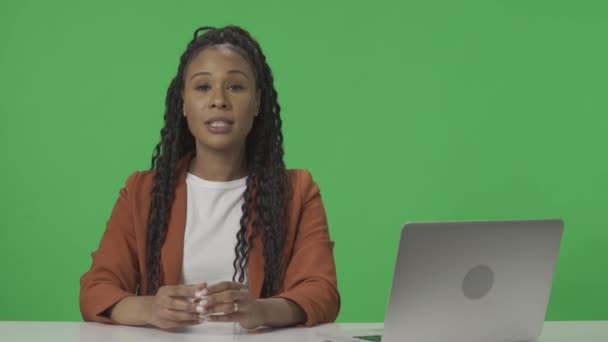 Telewizja Żywo Aktualności Program Kobieta Presenter Raportowanie Afroamerykanka Kotwica Rozmowy — Wideo stockowe