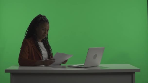 Ένα Σκοτεινό Στούντιο Ενάντια Μια Πράσινη Οθόνη Ένας Αφροαμερικανός Παρουσιαστής — Αρχείο Βίντεο