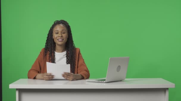 Live News Studio Anchorwoman Зеленому Екрані Фону Закінчення Випуску Новин — стокове відео