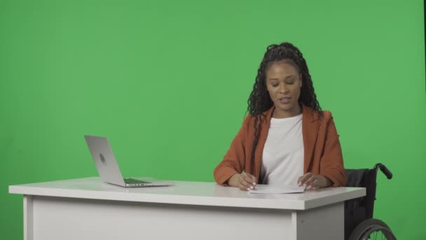 Live News Program Női Presenter Riport Afrikai Amerikai Anchorwoman Tolószékben — Stock videók