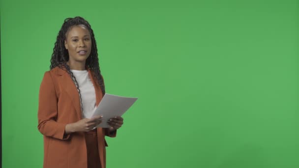 생방송 프로그램 스튜디오에서 화면에 발표자를 보도합니다 종이를 아프리카 아메리카 앵커리지 — 비디오