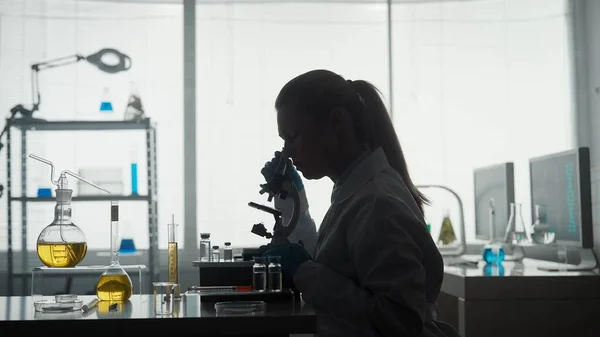 Medical Scientific Laboratory Side View Dark Silhouette Female Scientist Looking — Stock Photo, Image