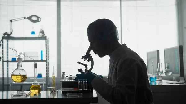 Медицинская Научная Лаборатория Молодой Ученый Исследовательской Лаборатории Изучает Образец Микропрепарата — стоковое фото