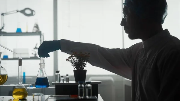 Ученый Работает Лаборатории Человек Пипетку Синий Химикат Фляжки Добавить Горшок — стоковое фото