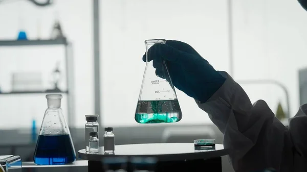 Scientific Experiment Flask Clear Liquid Green Reagent Mans Hand Close — Stock Photo, Image