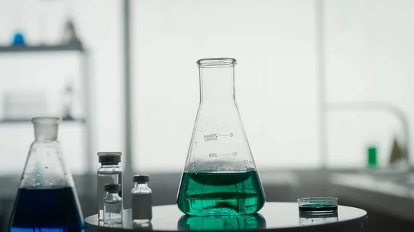 Wetenschappelijk Experiment Een Erlenmeyer Met Een Groene Vloeistof Tafel Een — Stockfoto