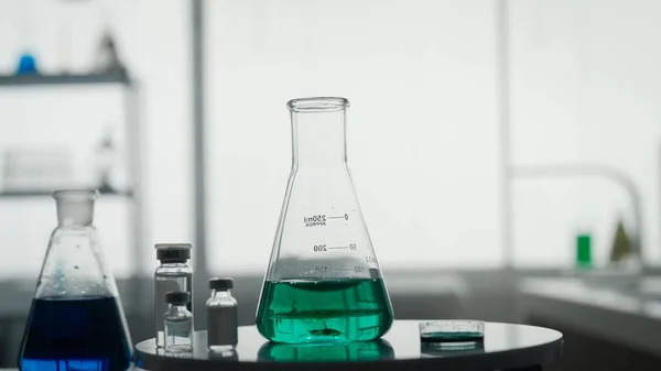 초록색 액체가 에르난데스 플라스크가 실험실의 가까이에 — 스톡 사진