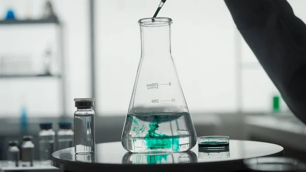 액체를 플라스크가 실험실의 가까이 과학자들은 피펫을 사용하여 플라스크에 물질을 — 스톡 사진