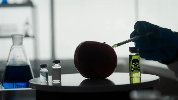Χέρι Επιστήμονα Που Εγχέει Φυτοφάρμακα Και Νιτρικά Ένα Κόκκινο Μήλο — Φωτογραφία Αρχείου