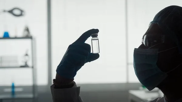 Исследование Разработка Вакцины Темный Силуэт Ученого Мужчины Стеклянной Ампулой Вблизи — стоковое фото