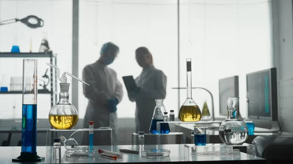 Laboratório Pesquisa Médica Moderna Dois Cientistas Trabalhando Juntos Usando Tablet — Fotografia de Stock