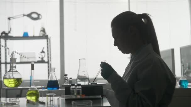 Тёмный Силуэт Женщины Ученого Проводящей Научный Эксперимент Женщина Использующая Пипетку — стоковое видео