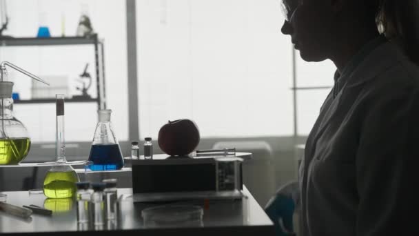 Siluet Gelap Seorang Ilmuwan Wanita Dengan Jarum Suntik Tangannya Laboratorium — Stok Video