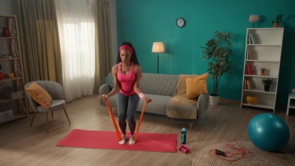 Afroamerykanka Ćwicząca Sportową Gumką Domu Młoda Wysportowana Kobieta Trenuje Ramiona — Wideo stockowe