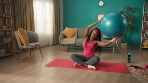 Młoda Kobieta Siedzi Skrzyżowanymi Nogami Macie Sportowej Ćwicząc Prasę Ramię — Wideo stockowe