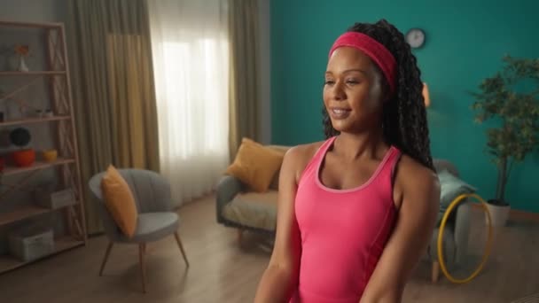 Genç Formda Bir Kadın Evde Halterlerle Kol Egzersizi Yapıyor Afro — Stok video