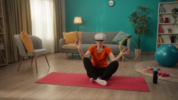 Žena Virtuální Realitě Výslužbě Sedí Lotosové Pozici Starší Žena Cvičí — Stock video