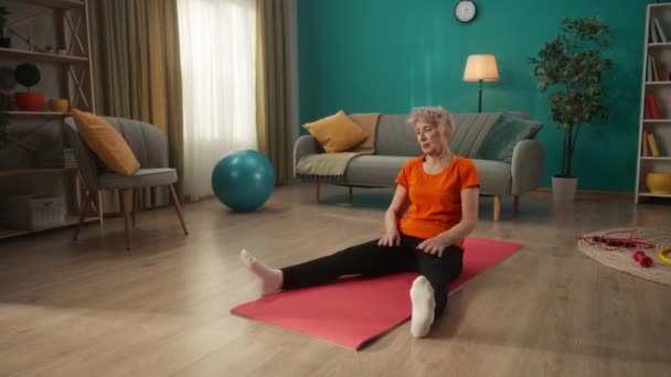 Oudere Vrouw Die Aan Het Stretchen Een Training Een Gepensioneerde — Stockvideo