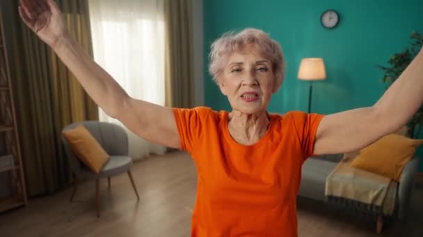 Портрет Пожилой Женщины Занимающейся Разминкой Перед Тренировкой Женщина Поднимает Руки — стоковое видео