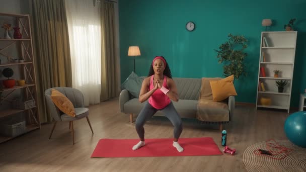 Афроамериканка Делает Приседания Время Спортивных Тренировок Гостиной Женщина Укрепляет Мышцы — стоковое видео