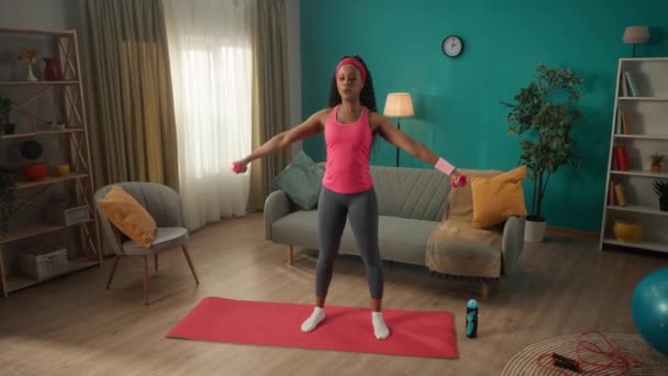 Genç Atletik Kadın Spor Için Evine Gidiyor Bir Kadın Kollarının — Stok video