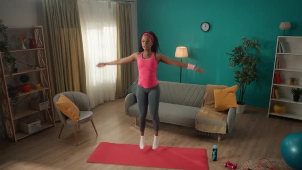 Αφρο Αμερικανίδα Που Πηδάει Στρώμα Γυμναστηρίου Στο Σαλόνι Ένα Πολύ — Αρχείο Βίντεο