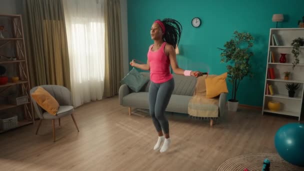 Mujer Afroamericana Saltando Cuerda Casa Sala Estar Una Mujer Delgada — Vídeos de Stock