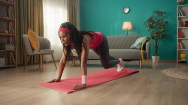 Bir kadın spor için dağa çıkar, dağcı, uzanarak koşar. Afrika kökenli Amerikalı bir kadın egzersiz yaparken kollarını, basınçlarını, kalçalarını, kalçalarını sallar. Spor konsepti