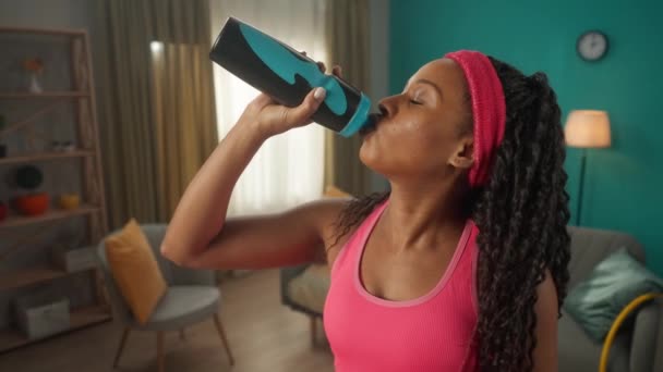 Afroameričanka Užívá Pitnou Vodu Cvičení Uhasí Žízeň Portrét Spokojené Usměvavé — Stock video