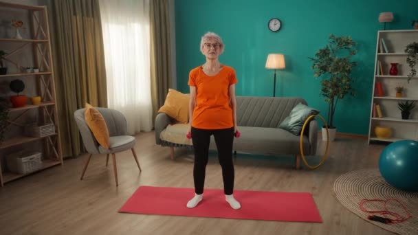 Šedovlasá Starší Žena Dělá Fitness Činkami Doma Dospělá Žena Vytváří — Stock video