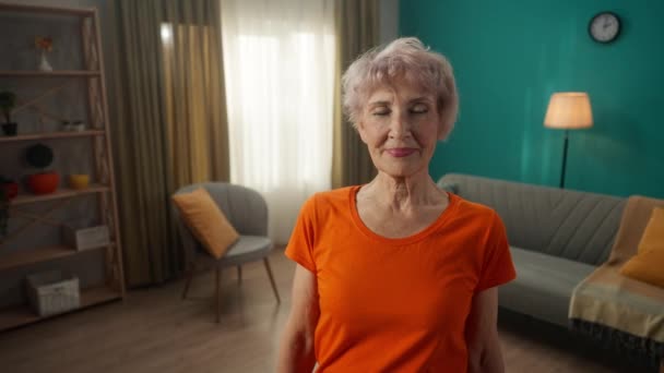 Ritratto Una Donna Anziana Dai Capelli Grigi Sorridente Con Braccia — Video Stock
