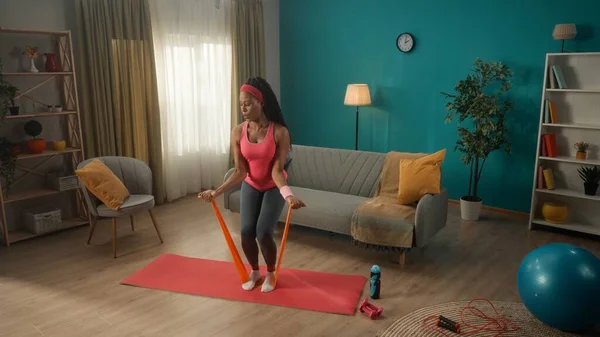 Mulher Afro Americana Exercitando Com Uma Faixa Elástica Esportiva Casa — Fotografia de Stock