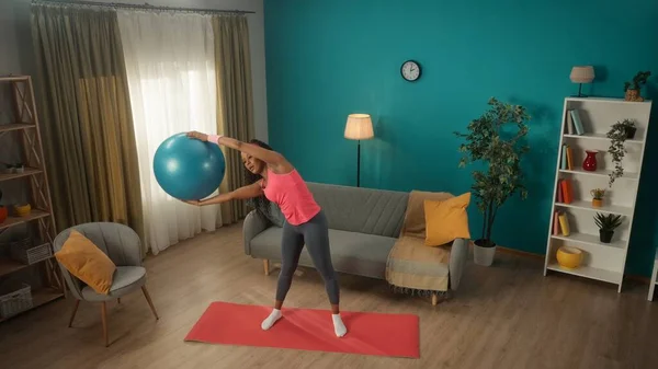 Afrika Kökenli Amerikalı Bir Kadın Spor Topuyla Egzersiz Yapıyor Sportif — Stok fotoğraf
