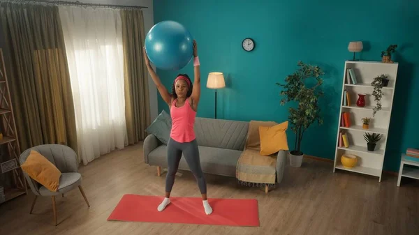 African American Woman Exercising Fitness Ball Athletic Woman Raised Fitball — Stock Photo, Image