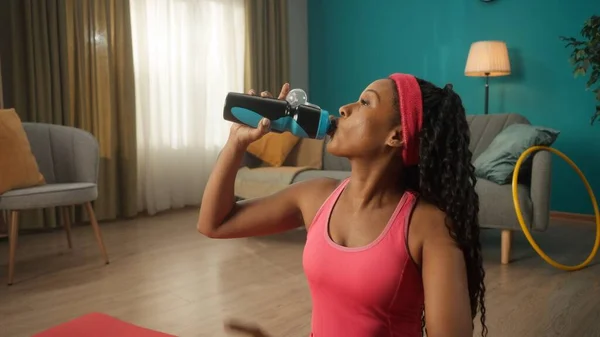 African American Woman Drinks Water Pleasure Quenching Her Thirst Workout — Stock Photo, Image