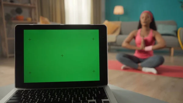 Een Laptop Met Een Groen Scherm Een Tafel Tegen Een — Stockfoto