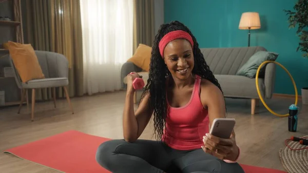 Afroamerikanerin Auf Einer Sportmatte Wohnzimmer Großaufnahme Der Einen Hand Hält — Stockfoto
