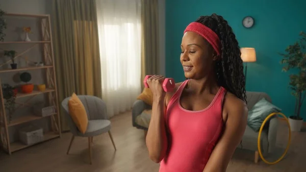 Nuori Nainen Joka Tekee Hauisharjoituksia Käsipainoilla Kotona Afroamerikkalainen Nainen Katselee — kuvapankkivalokuva