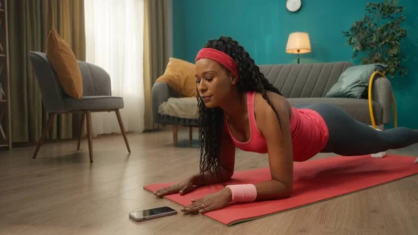 Афроамериканка Спортивной Одежде Лежит Полу Перед Телефоном Женщина Выполняет Упражнение — стоковое фото