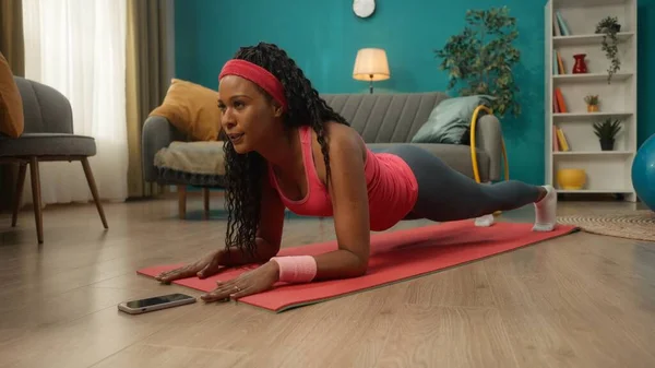 Афроамериканка Спортивной Одежде Лежит Полу Перед Телефоном Женщина Выполняет Упражнение — стоковое фото