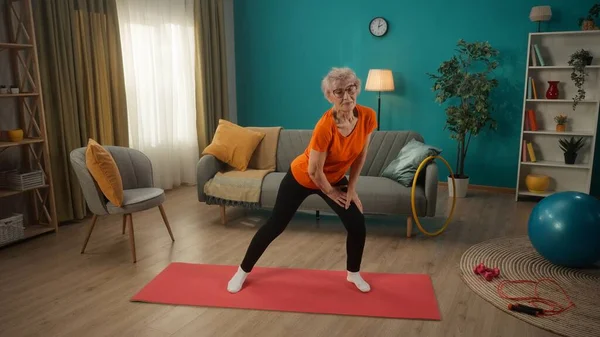 Elderly Woman Doing Side Lunges While Exercising Grayhaired Retired Woman — Stock Photo, Image