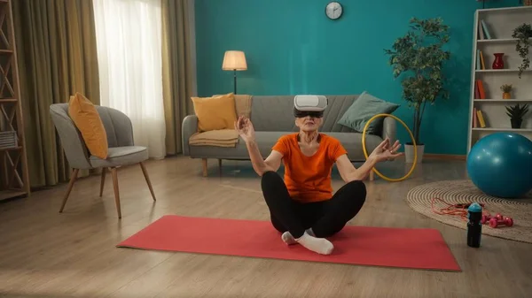 Een Gepensioneerde Vrouw Met Een Virtual Reality Bril Zit Een — Stockfoto