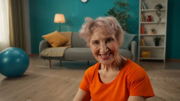 Portrét Spokojené Usměvavé Starší Ženy Obývacím Pokoji Zblízka Šedovlasá Žena — Stock fotografie