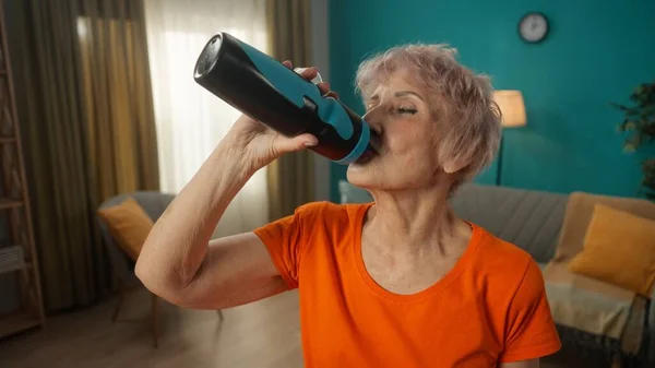 Anciana Cansada Bebe Agua Después Del Ejercicio Concepto Estilo Vida — Foto de Stock