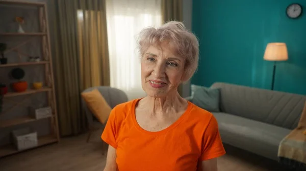 Portrét Spokojené Usměvavé Starší Ženy Obývacím Pokoji Zblízka Šedovlasá Žena — Stock fotografie